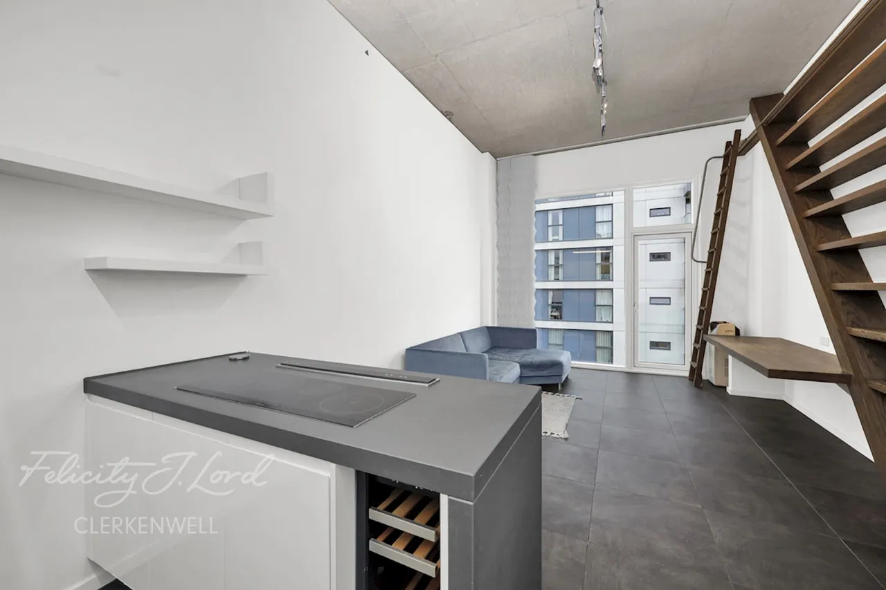 2 bed flat for sale, Pear Tree Street, London