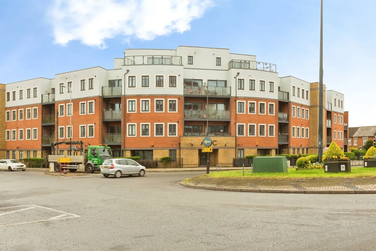2 bed flat for sale, High Street, Aylesbury, HP20
