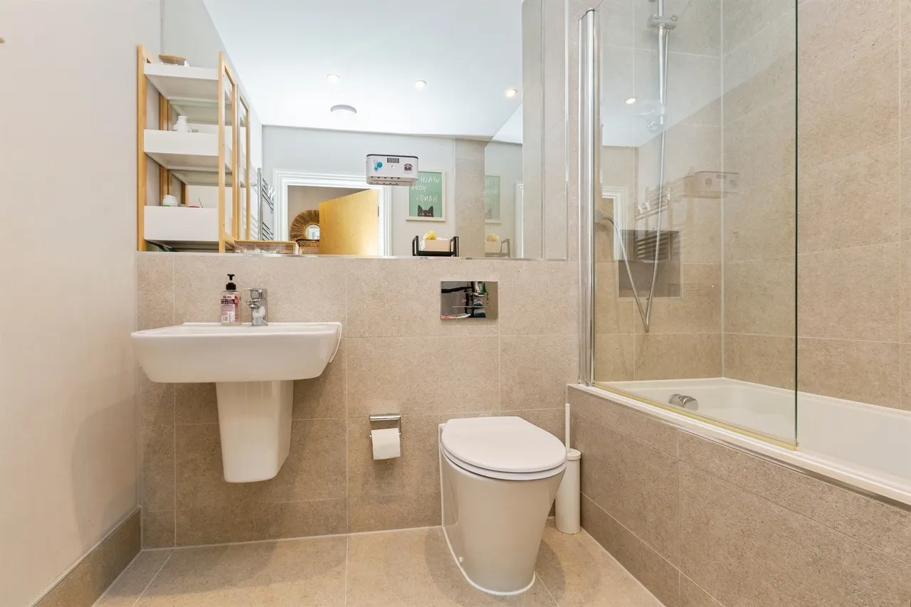 High Street, Aylesbury, HP20, photo 8