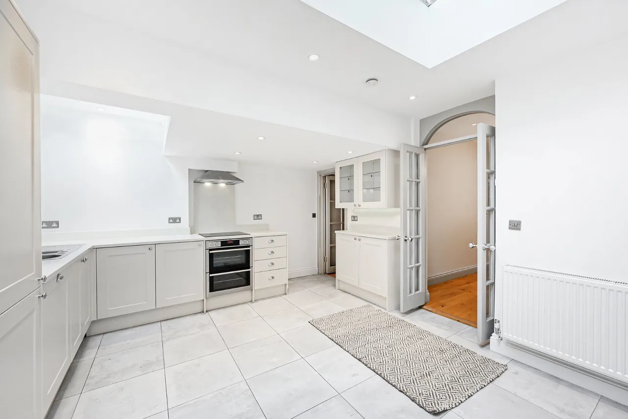 3 bed property to rent, Campden Street, Kensington, W8