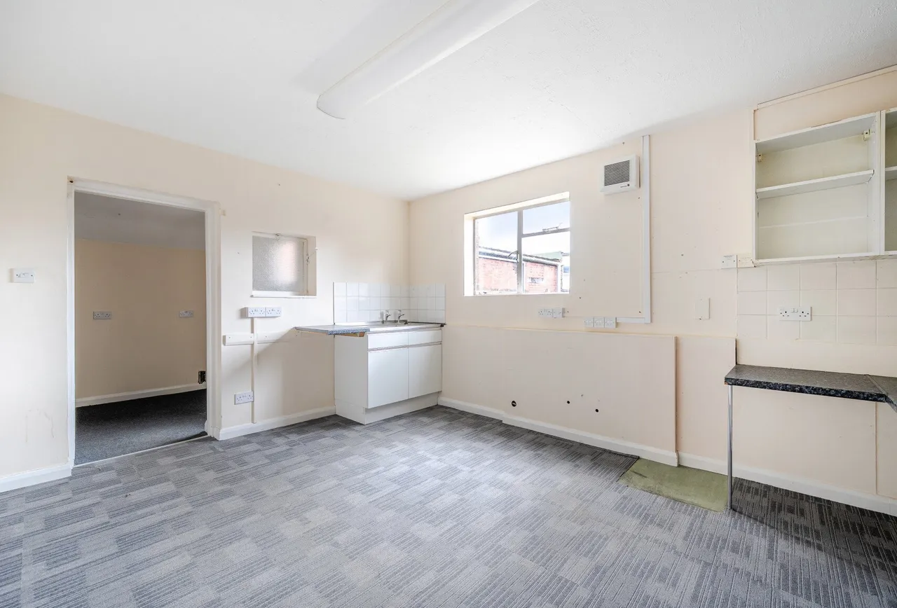 North Street, Gloucestershire, Oldland Common, BS30 8TS, photo 5