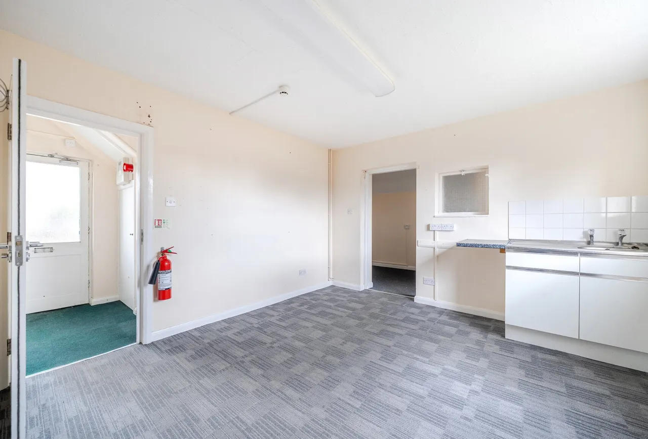 North Street, Gloucestershire, Oldland Common, BS30 8TS, photo 4