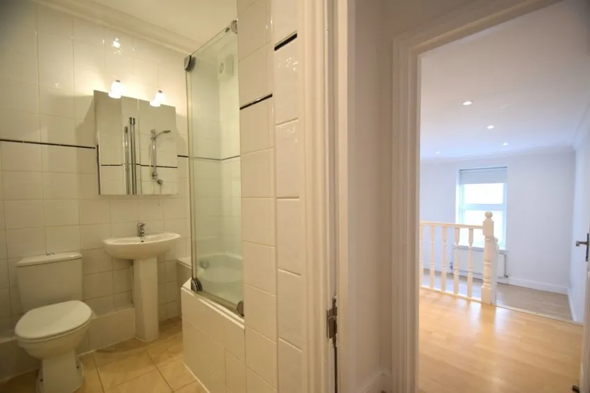 Chiswick High Road, W4, photo 9