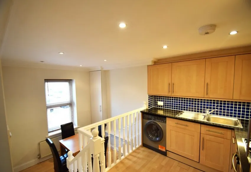 Chiswick High Road, W4, photo 4