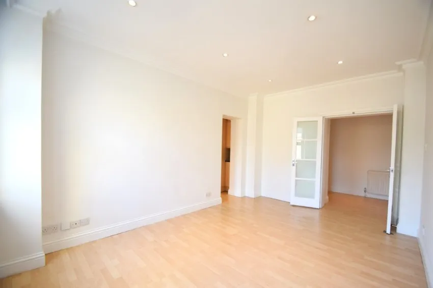 Chiswick High Road, W4, photo 5