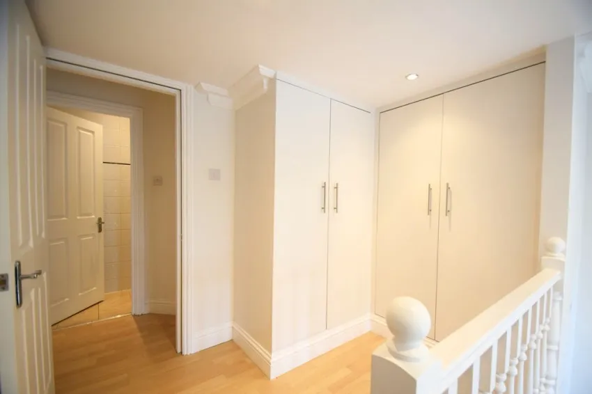 Chiswick High Road, W4, photo 7