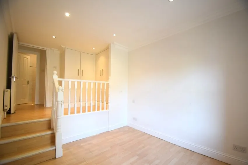 Chiswick High Road, W4, photo 6
