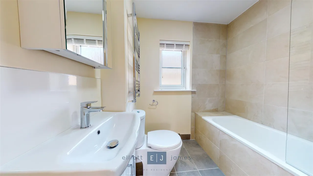 The Square, Loughton, photo 7