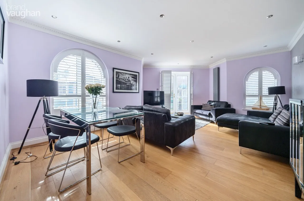 2 bed flat to rent, Wellington Court, The Strand, BN2