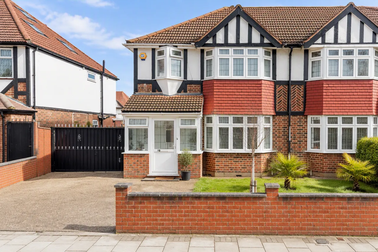 4 bed house to rent, St. Pauls Close, Hounslow