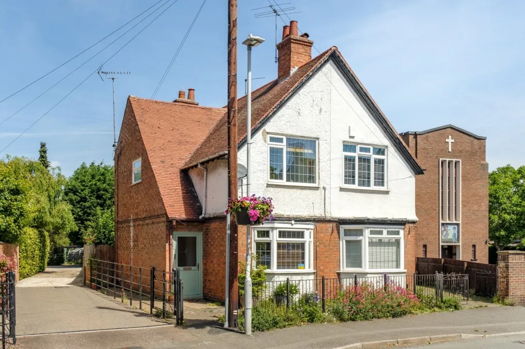 3 bed house for sale, Main Street, East Leake, LE12