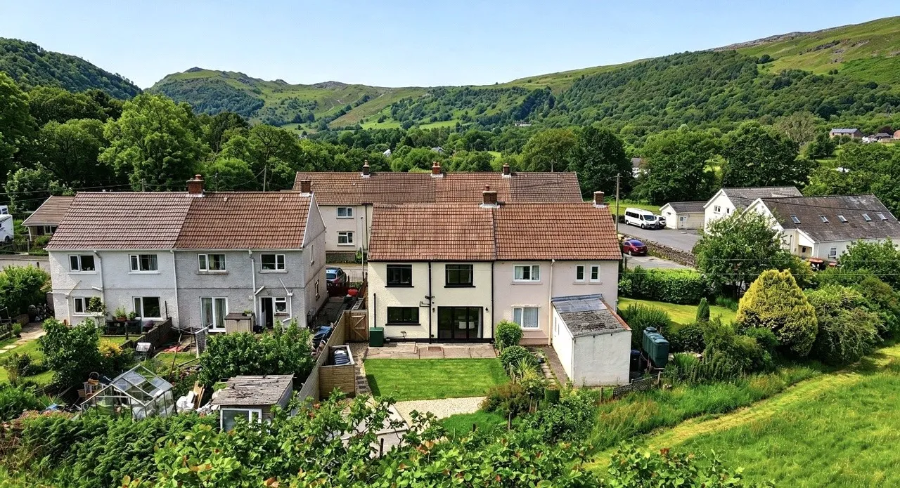 Heol Callwen, Penycae, Swansea, Powys, SA9 1GR, photo 20
