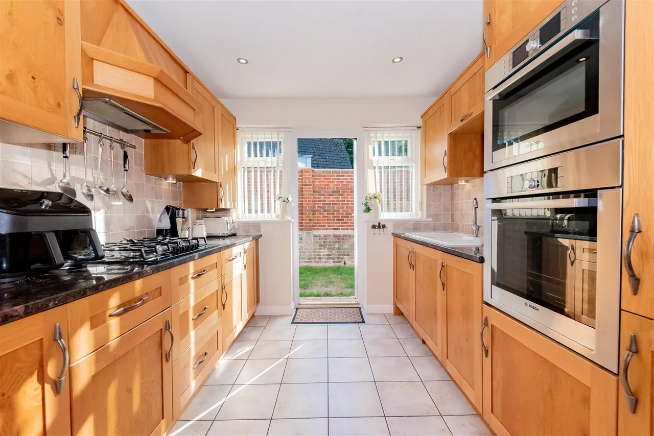 Willowford, Yateley, photo 3