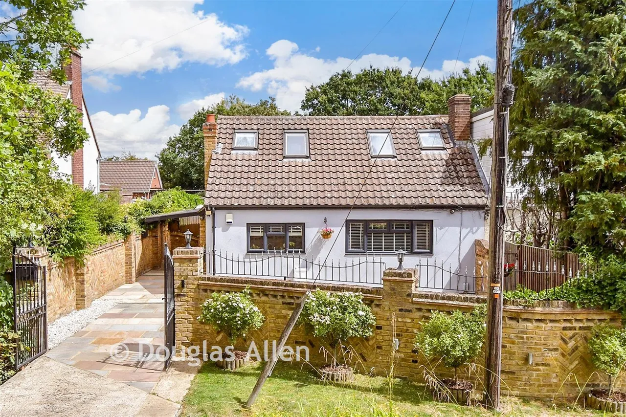 3 bed chalet for sale, Church End Lane, Runwell, SS11