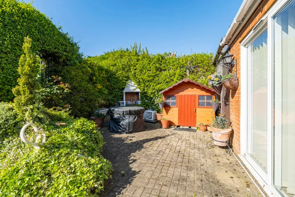Sutherland Grove, Bletchley, Milton Keynes, Buckinghamshire, MK3 7NX, photo 12