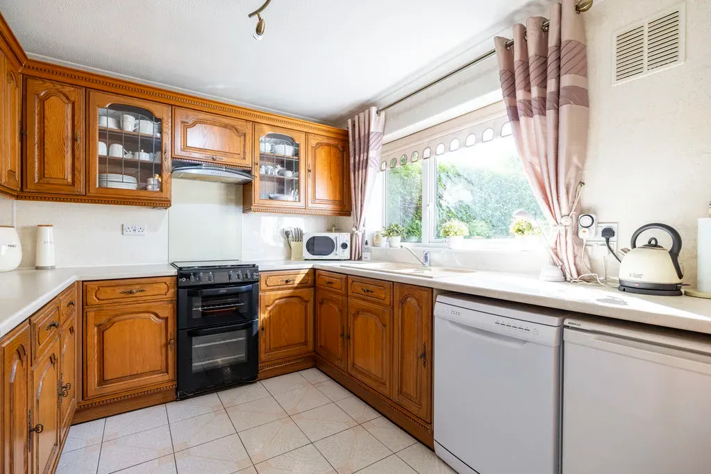 Sutherland Grove, Bletchley, Milton Keynes, Buckinghamshire, MK3 7NX, photo 2
