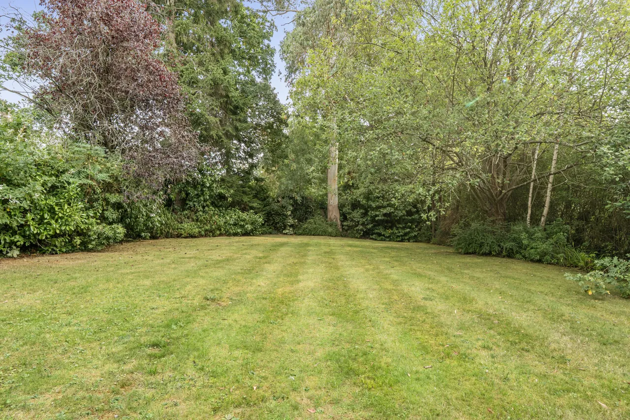 Dukes Wood Drive, Gerrards Cross, SL9, photo 38