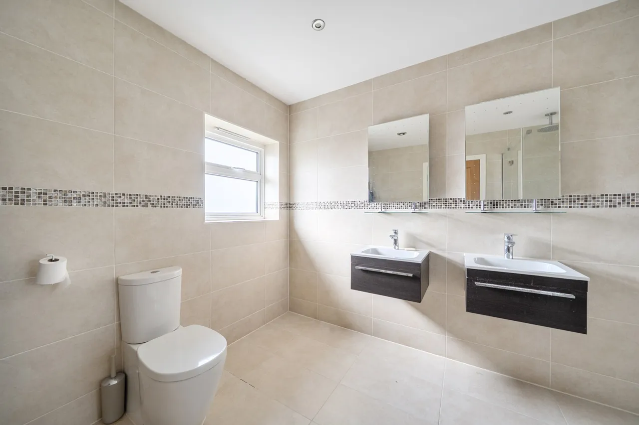 Dukes Wood Drive, Gerrards Cross, SL9, photo 33
