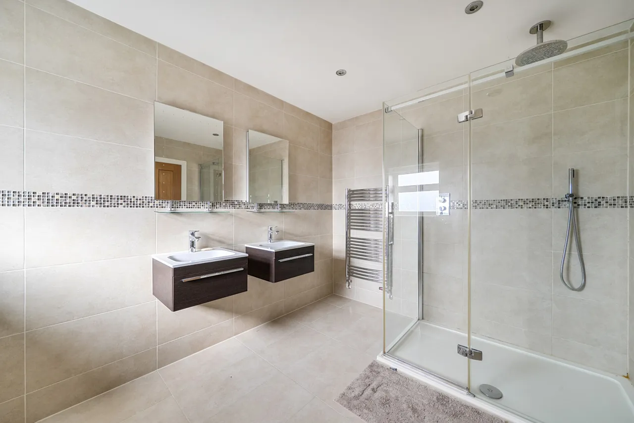 Dukes Wood Drive, Gerrards Cross, SL9, photo 10