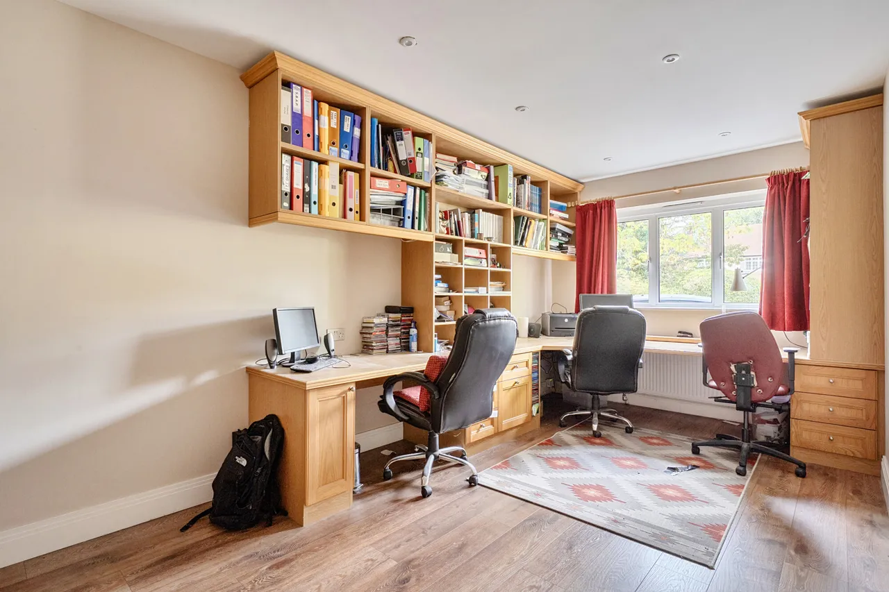 Dukes Wood Drive, Gerrards Cross, SL9, photo 14