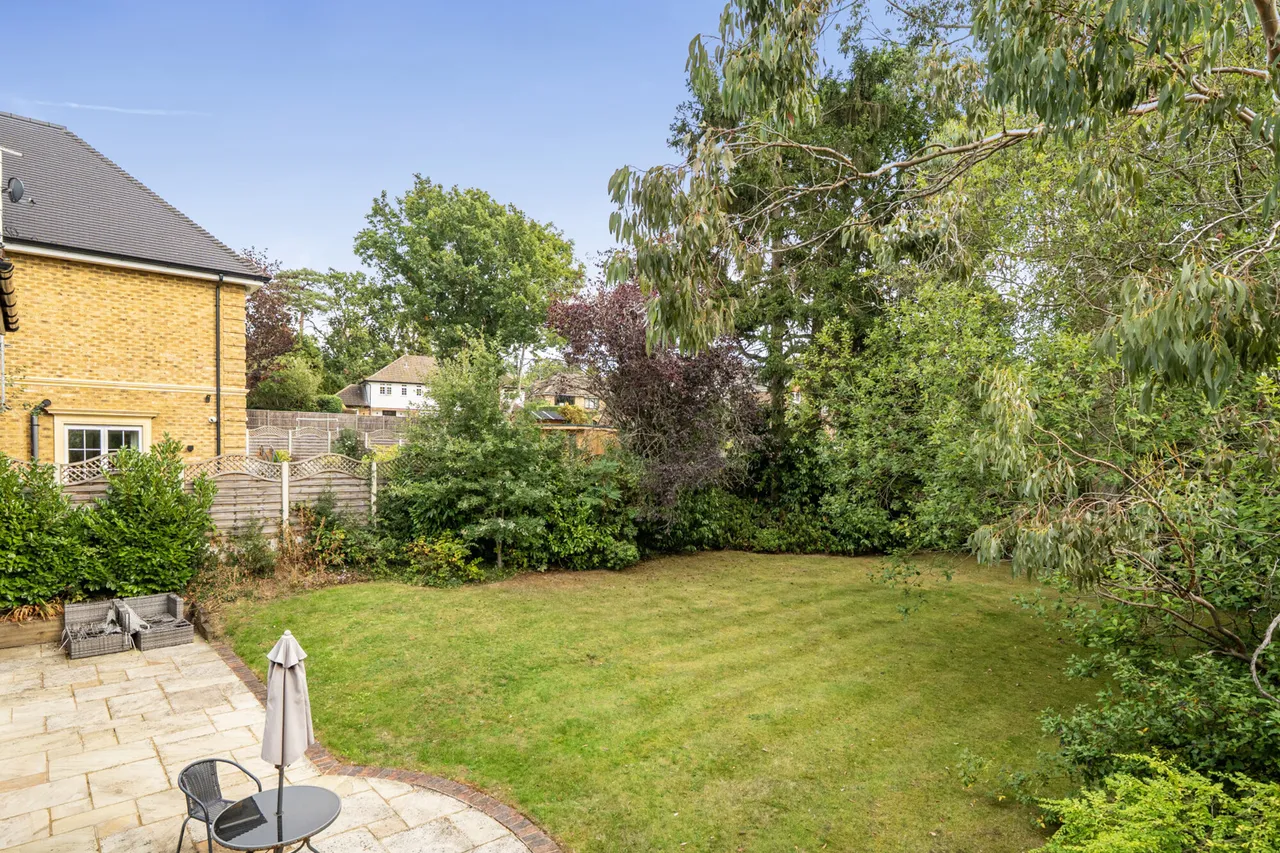Dukes Wood Drive, Gerrards Cross, SL9, photo 30
