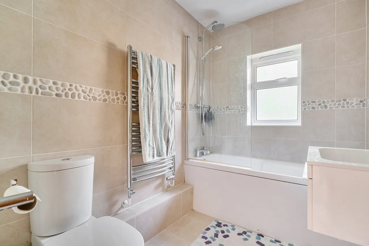 Dukes Wood Drive, Gerrards Cross, SL9, photo 35