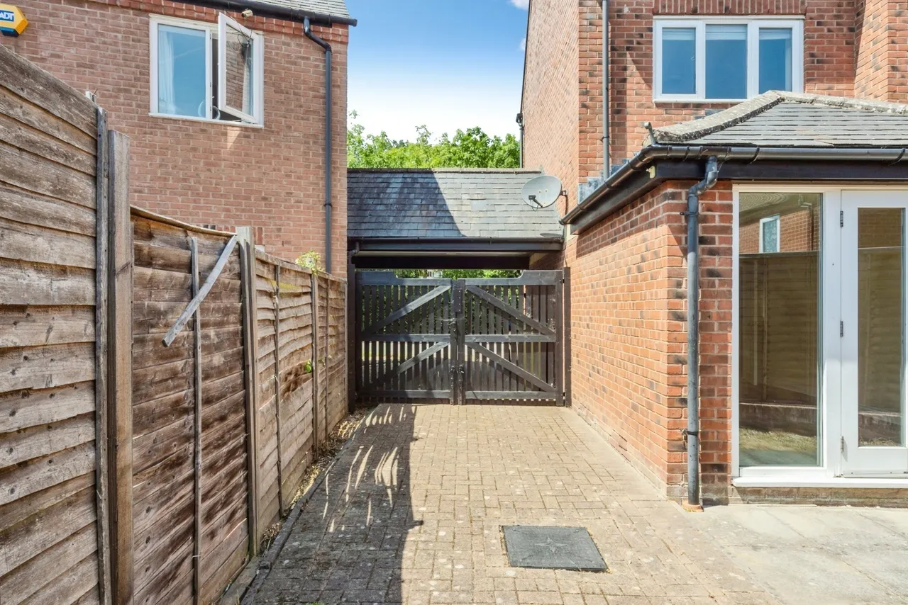 Southland Drive, Bletchley, Milton Keynes, Buckinghamshire, MK2, photo 23