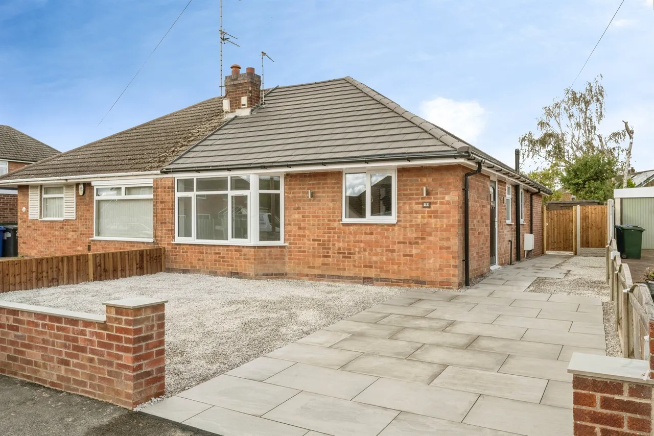 3 bed house for sale — Pearwood Crescent, Balby, Doncaster