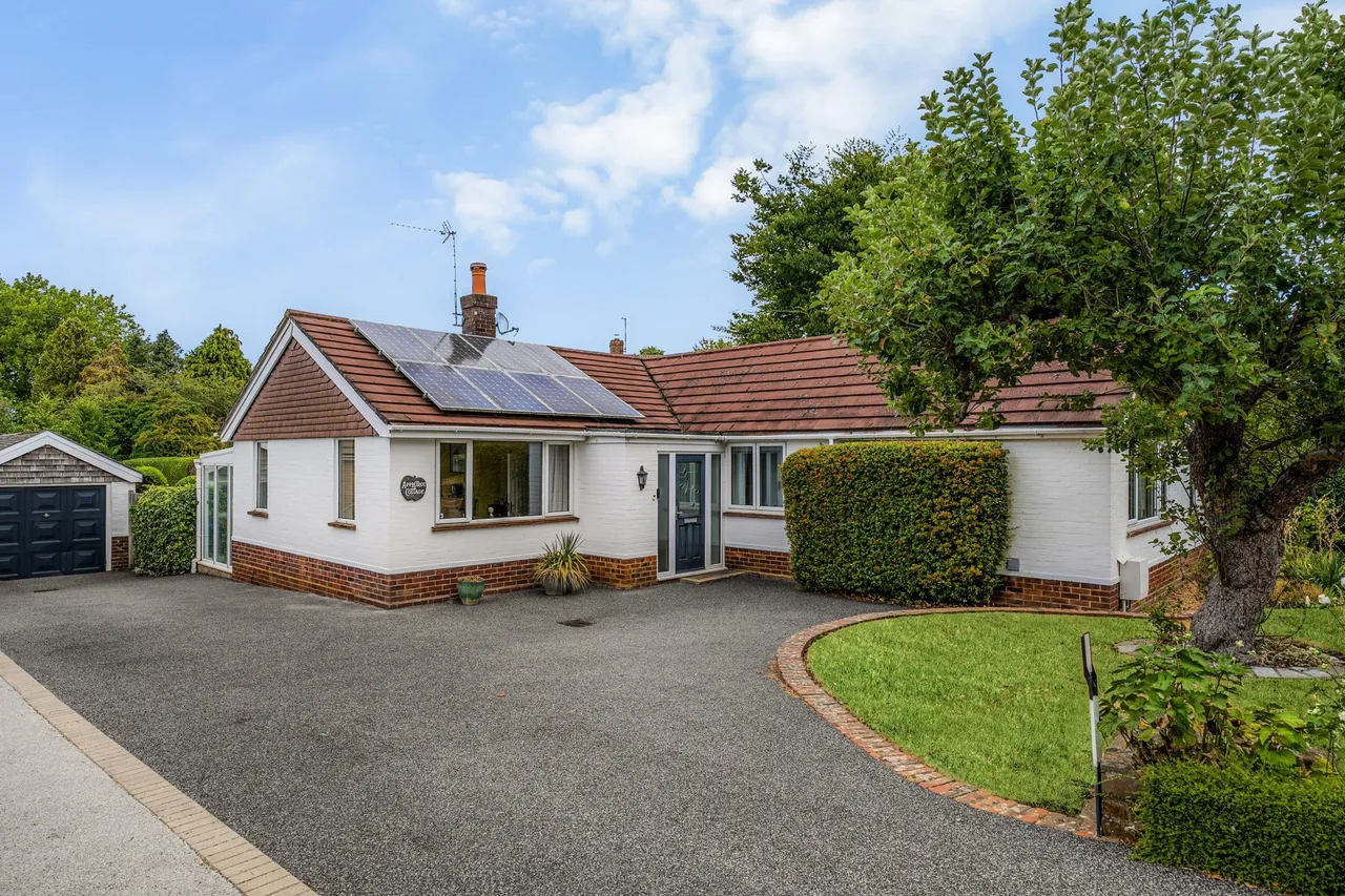 3 bed house for sale, Appletree Cottage West Street, Odiham, RG29