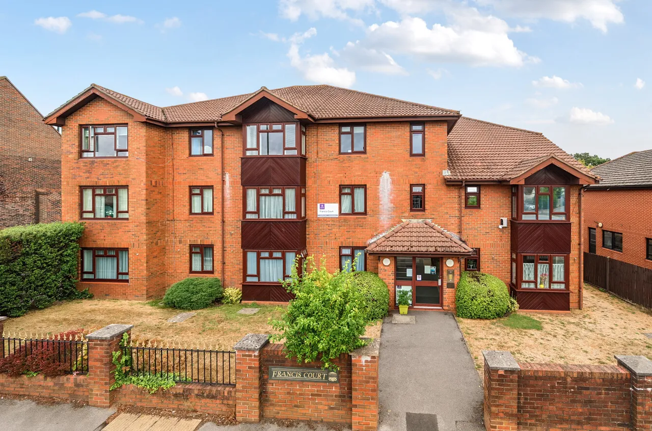 2 bed flat for sale, Worplesdon Road, Guildford, GU2