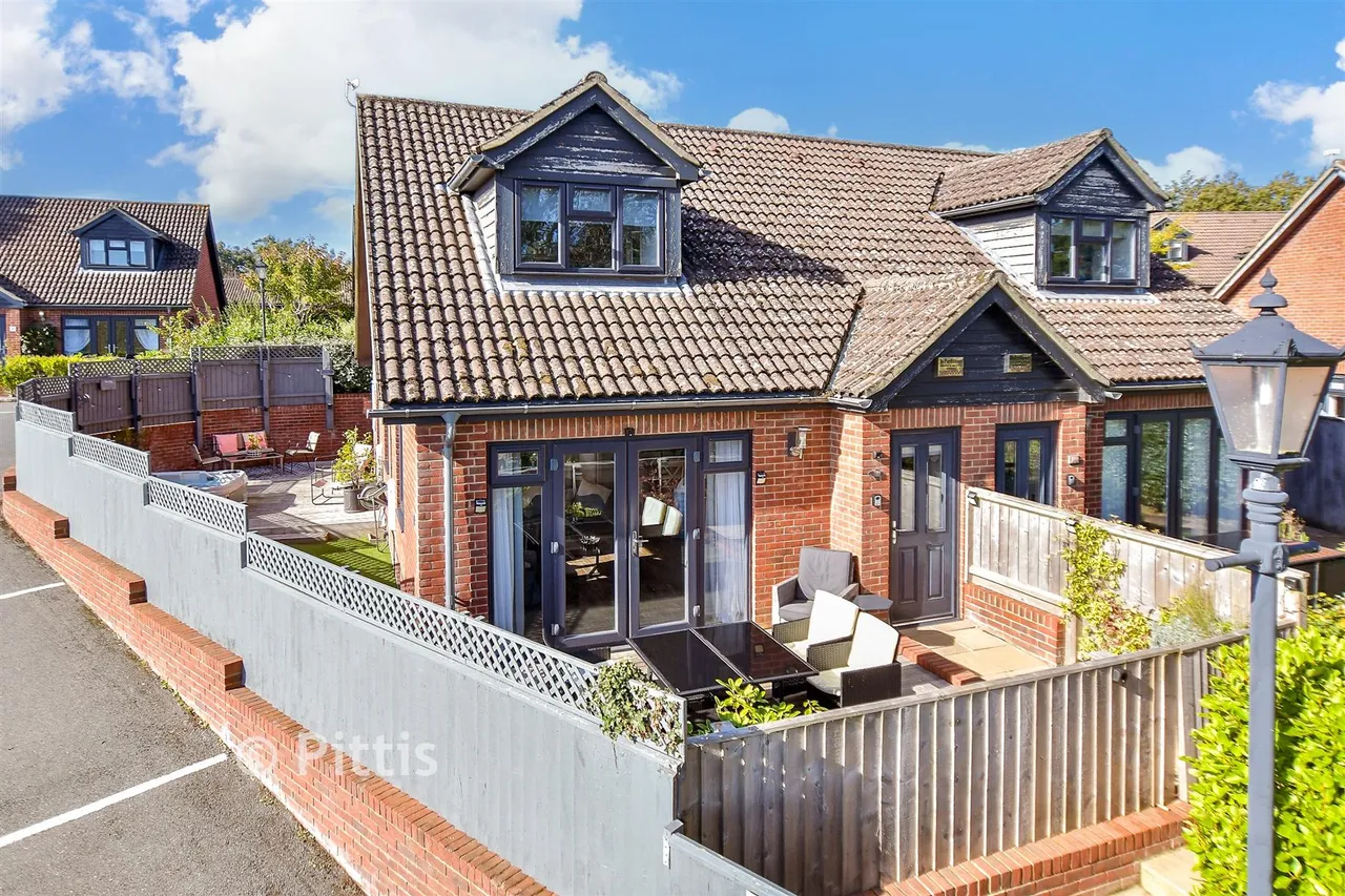 3 bed chalet for sale, Main Road, Rookley, PO38