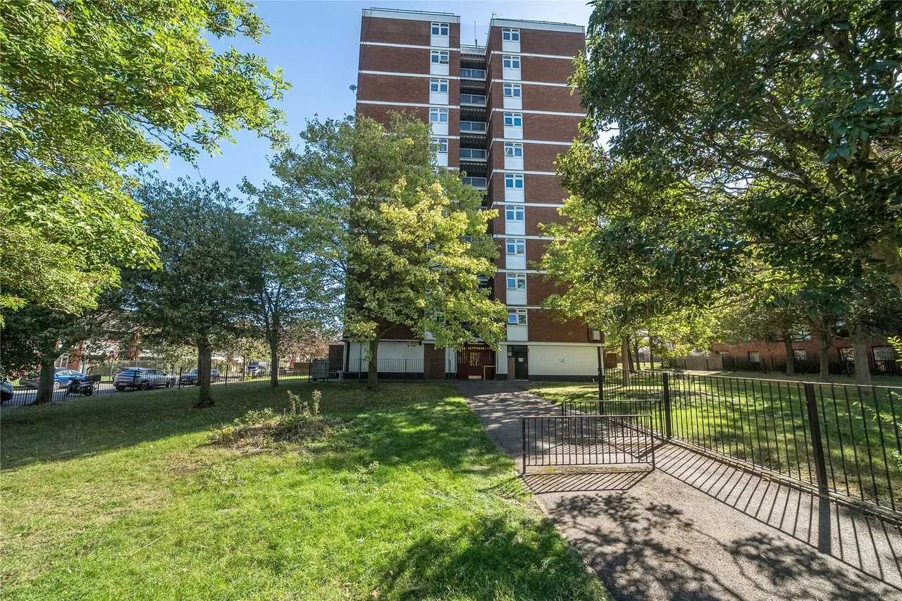 2 bed flat for sale, Grove Park Road, London, SE9