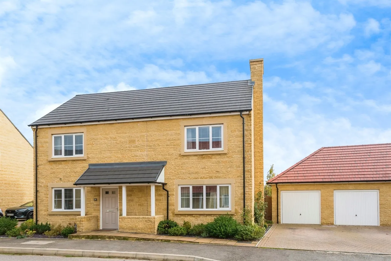 4 bed house for sale — Linden Gardens, Carterton