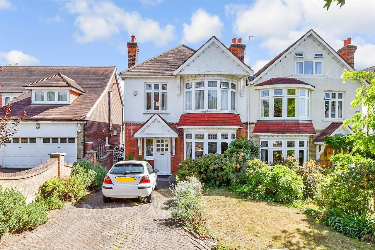4 bed house for sale, Monkhams Avenue, Woodford Green, IG8