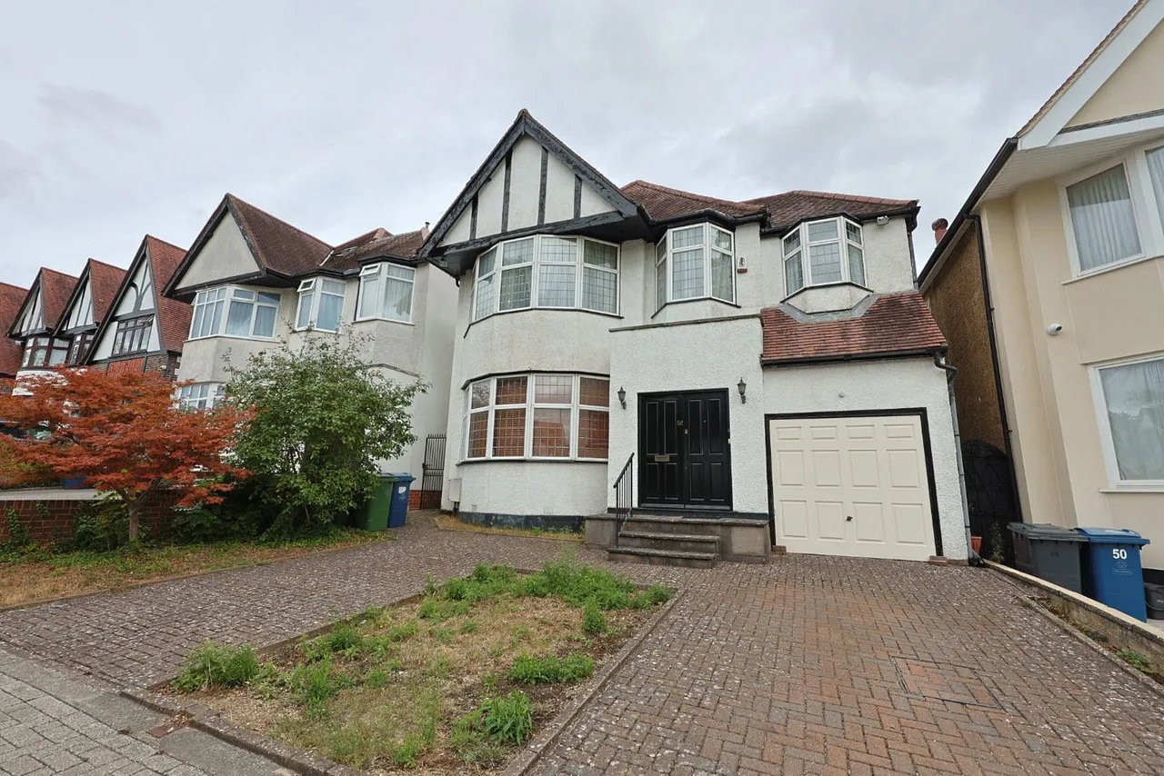 4 bed house for sale, Lake View, Edgware