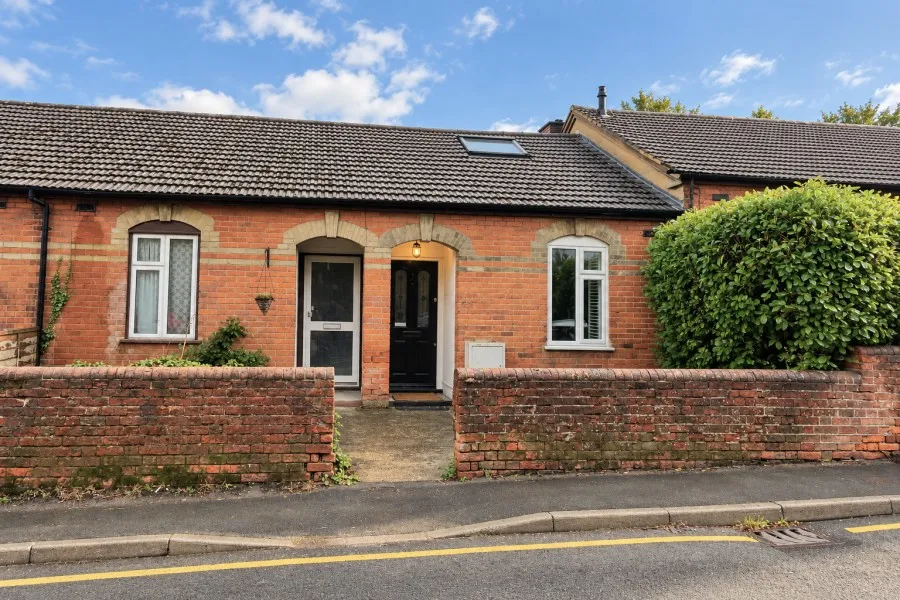 2 bed house to rent, Stoughton Road, Guildford, GU2