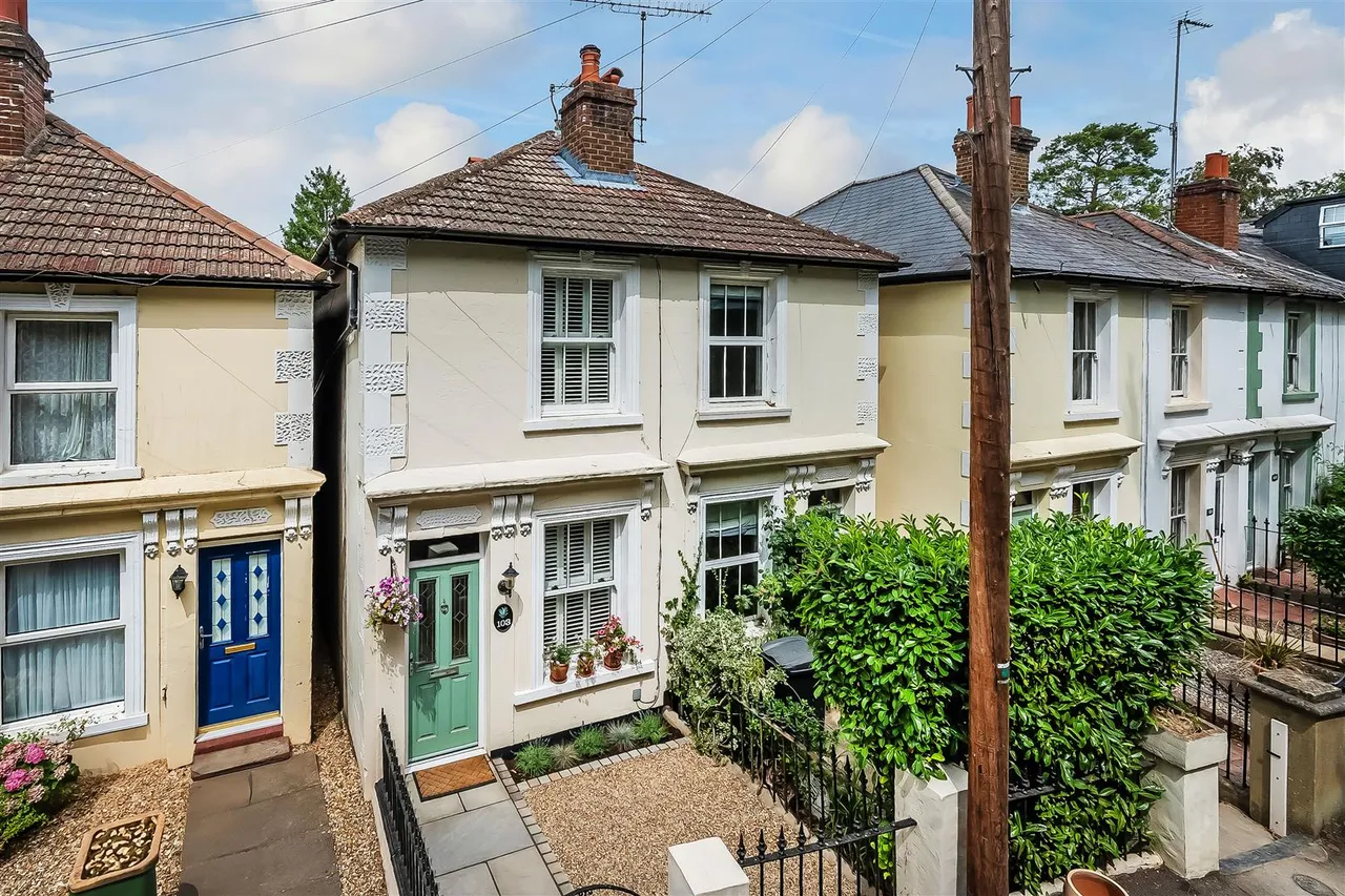 2 bed house for sale, Poplar Road, Leatherhead, KT22