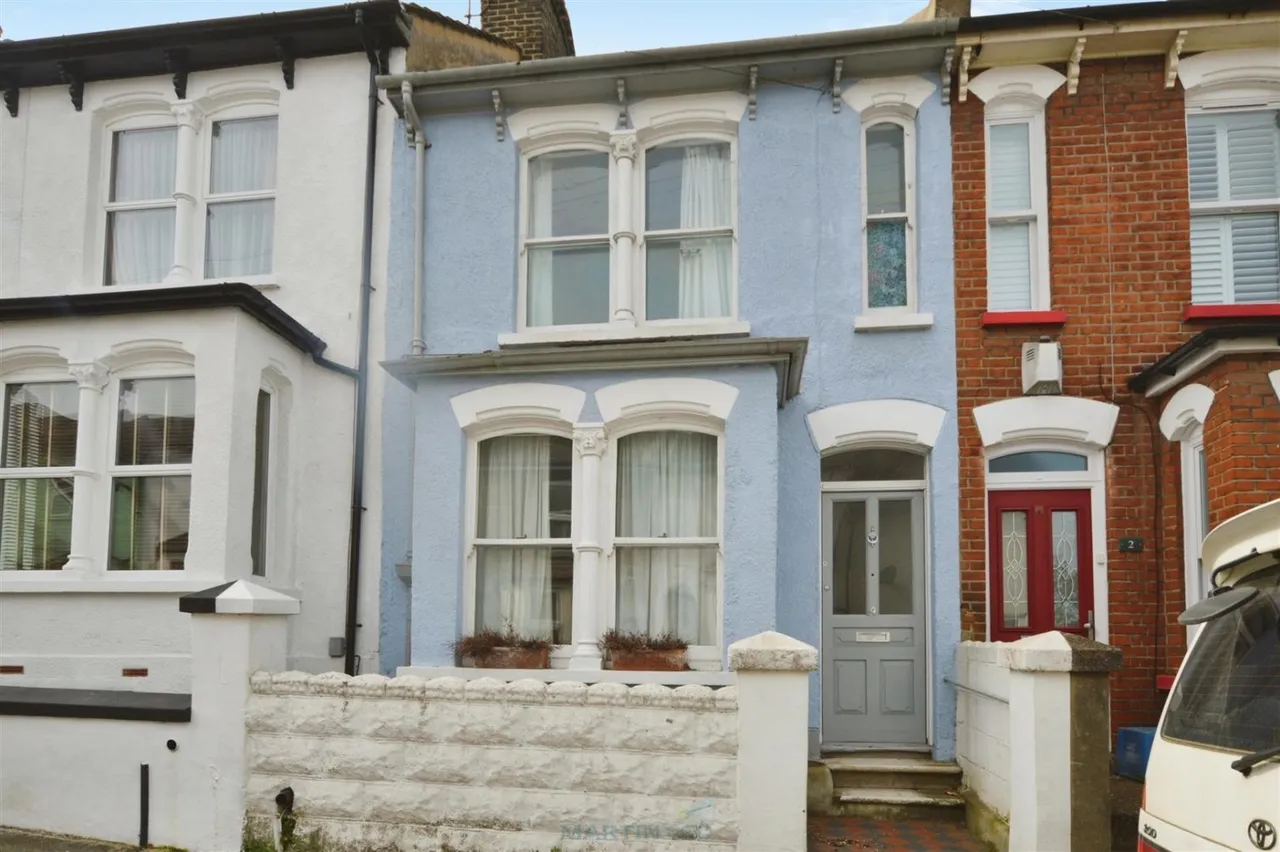 3 bed house for sale — Clive Road, Rochester