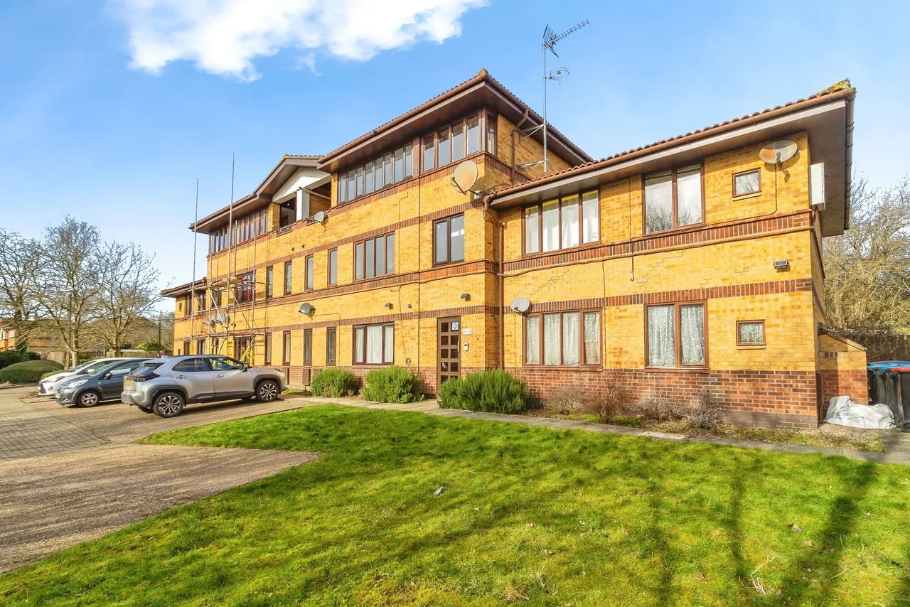 2 bed flat for sale — Mayer Gardens, Shenley Lodge, Milton Keynes, Buckinghamshire, MK5