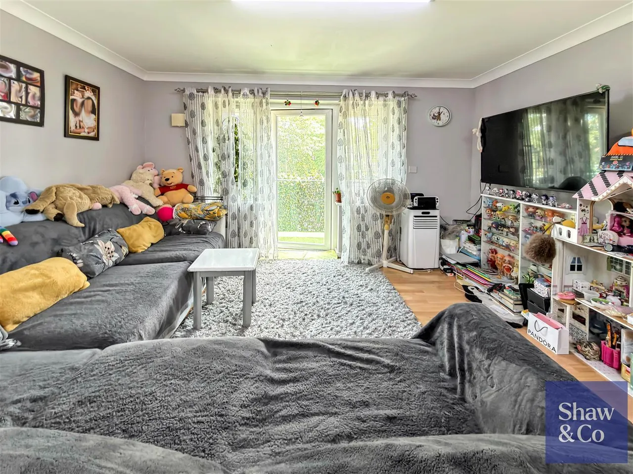 St. Giles Close, Heston, photo 2