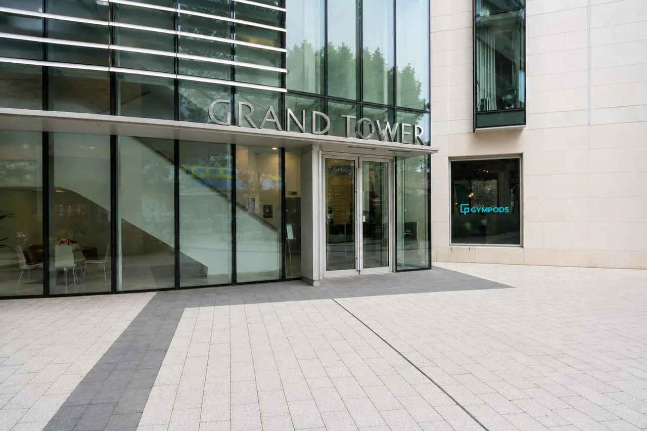 1 bed flat for sale, Plaza Gardens, London, SW15