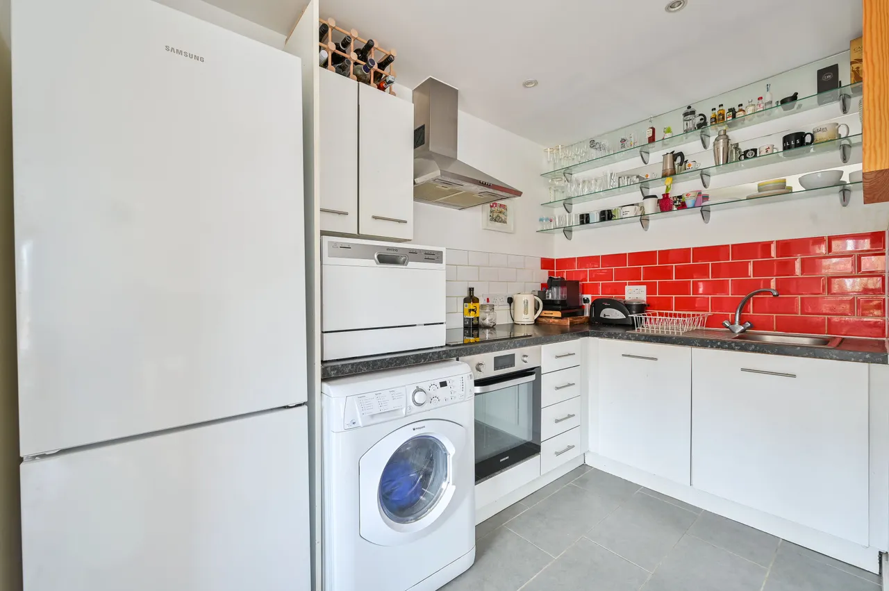 Flat 6, Caledonian Court, Highwood Close, London, photo 5