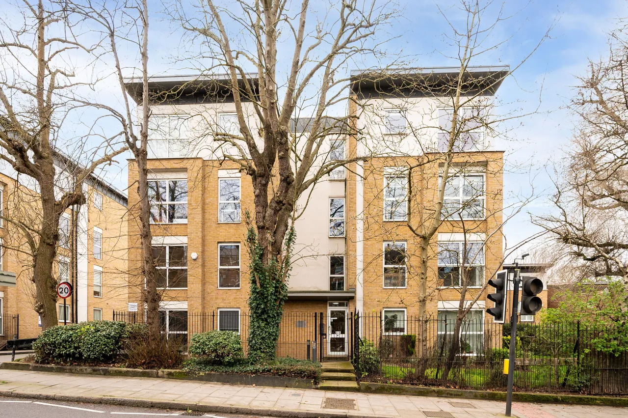 Flat 6, Caledonian Court, Highwood Close, London, photo 9