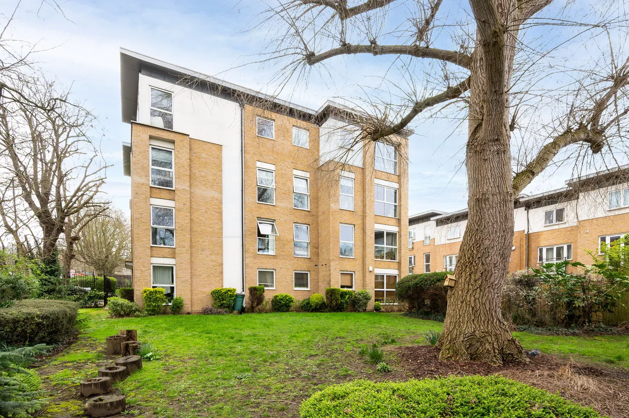 Flat 6, Caledonian Court, Highwood Close, London, photo 2
