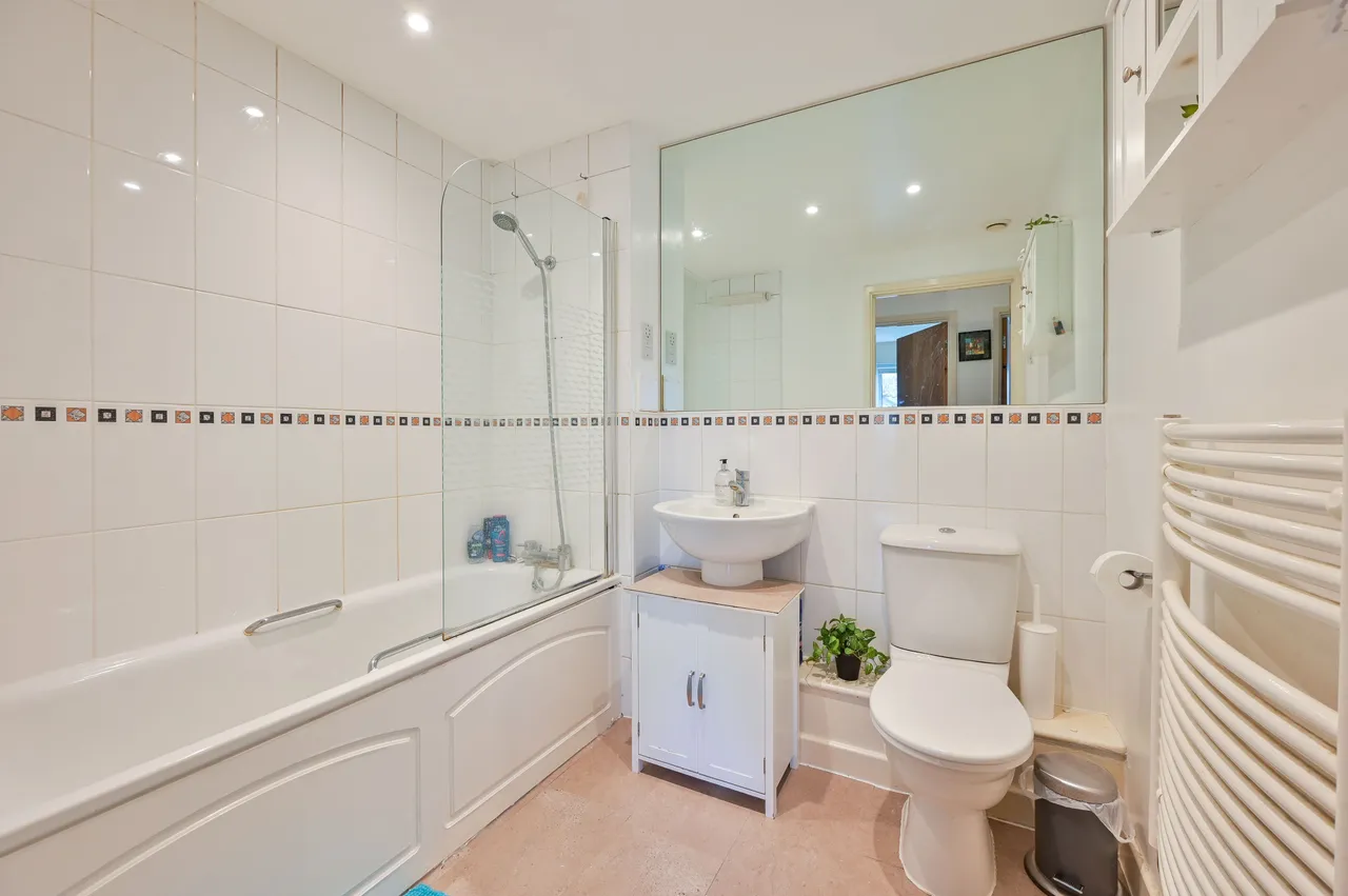 Flat 6, Caledonian Court, Highwood Close, London, photo 8
