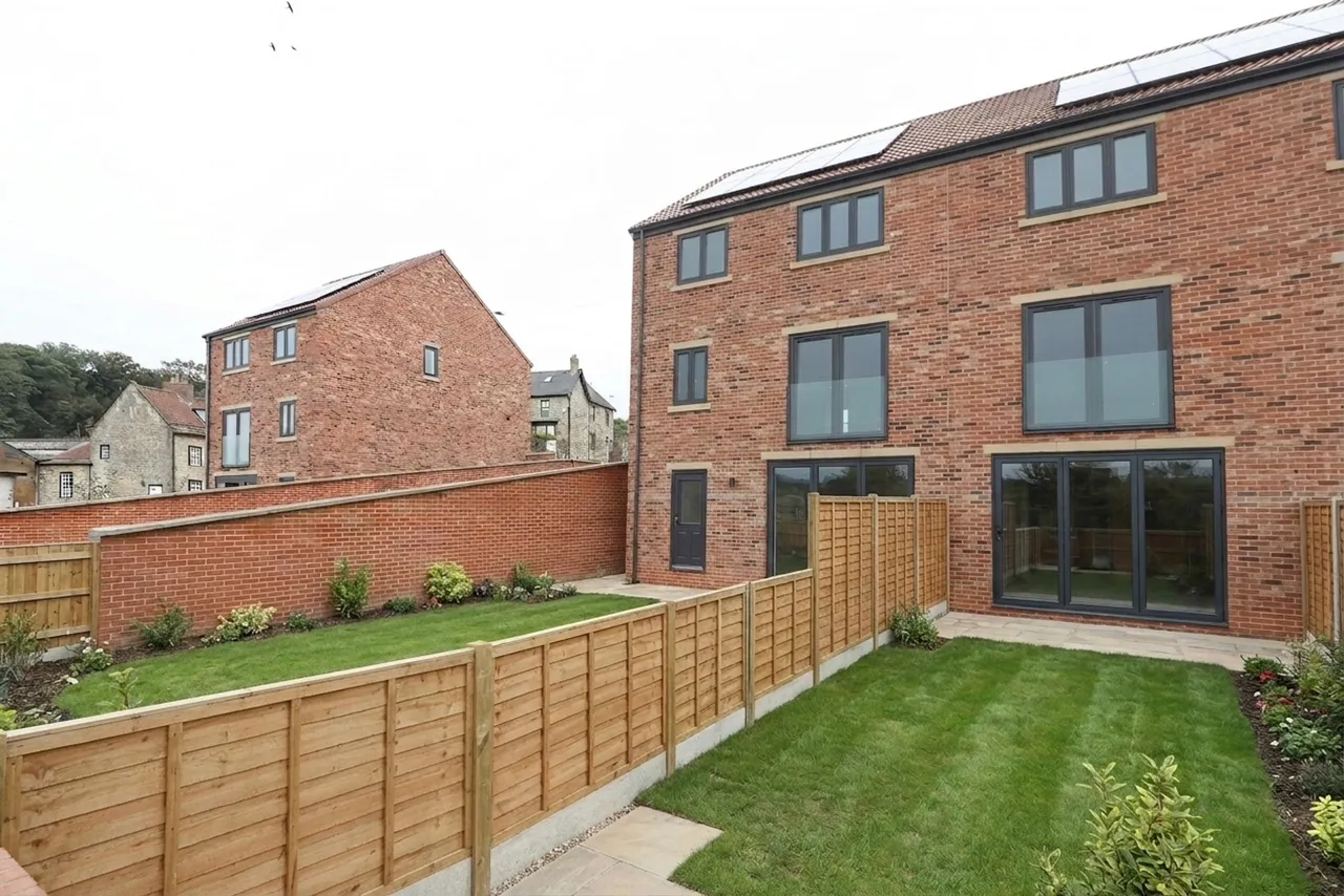 Blyth Road, S66, photo 21
