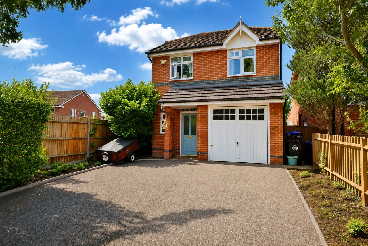3 bed house for sale, Bonsey Lane, Woking, GU22