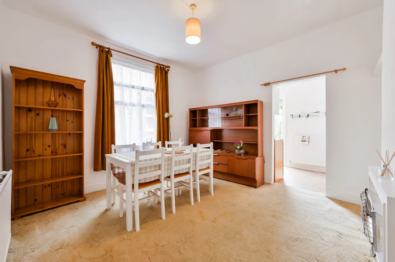 111 Carlyle Road, London, photo 3