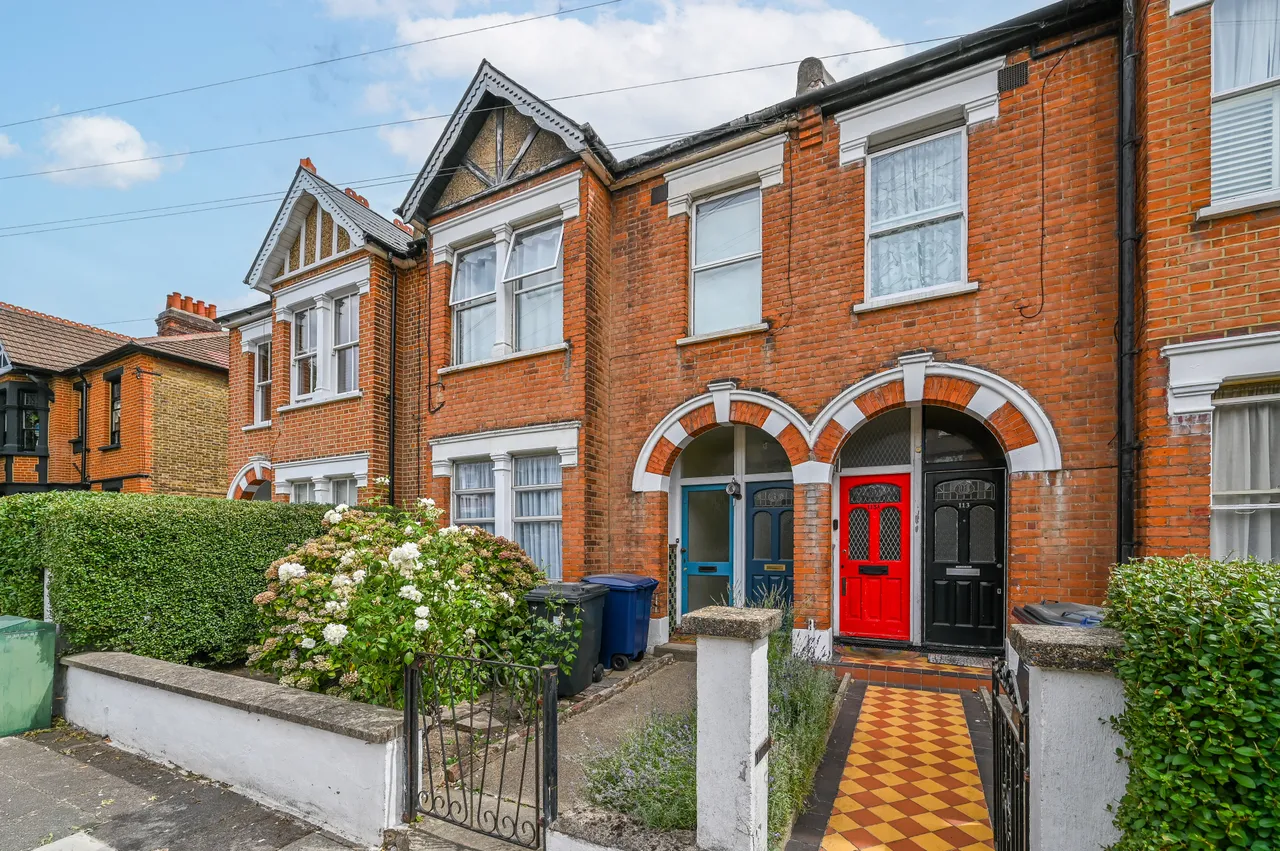 2 bed flat for sale — 111 Carlyle Road, London