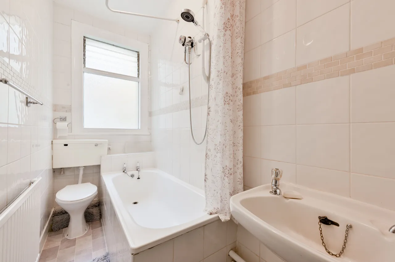 111 Carlyle Road, London, photo 7